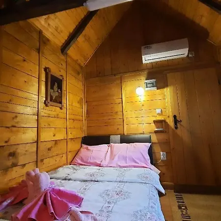 Hotel kapsułowy Etno Selo Eden 2*