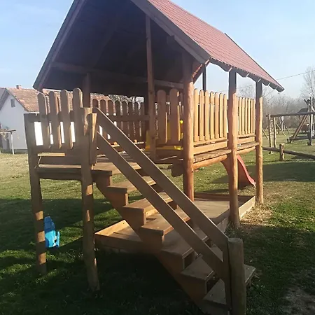 Hotel kapsułowy Etno Selo Eden