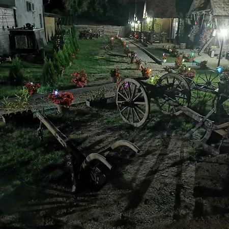 Etno Selo Eden Hotel kapsułowy 2*